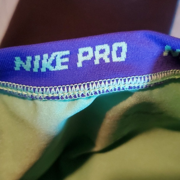 Nike Pro green t-shirt - Picture 7 of 10